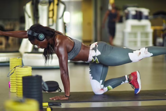 La sprinter del Sierra Leone, Hafsatu Kamara in allenamento con le cuffie