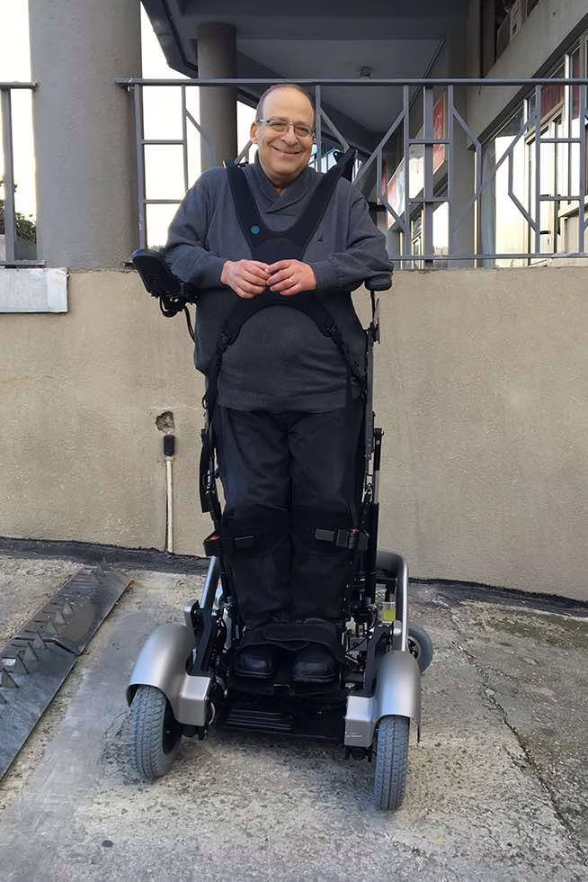 Amit Goffer in piedi grazie alla sua sedia a rotelle 