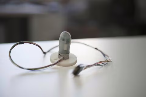 Punta artificiale dotata di sensori neuromorfici 