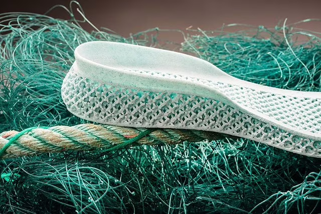 Arrivano le scarpe create dalla spazzatura raccolta in mare