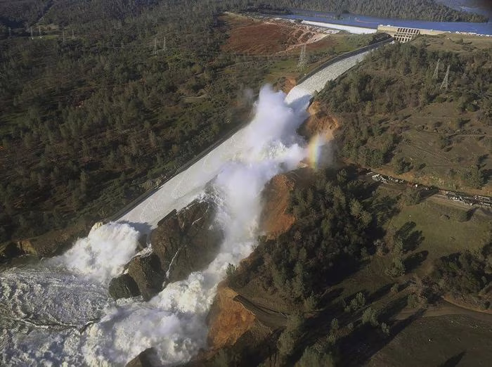 La diga di Oroville sta crollando