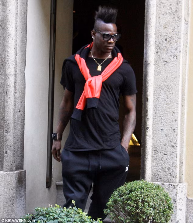 Mario Balotelli ha optato per un abito nero e rosso, gli stessi colori prestito società AC Milan, per il suo giro di shopping