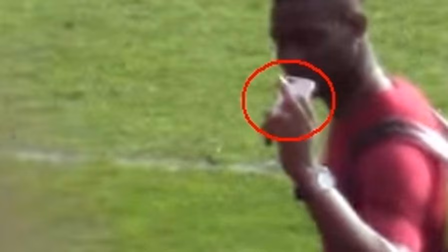 Risultati immagini per dito medio balotelli liverpool united