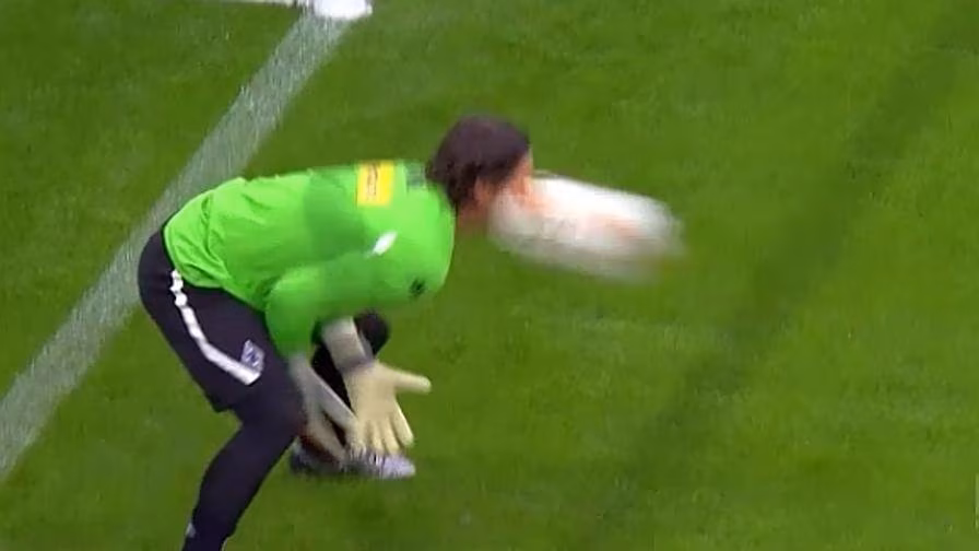 Risultati immagini per sommer PALLONATA in faccia