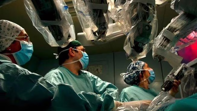 Marche: primo intervento di asportazione della vescica con tecnica robotica