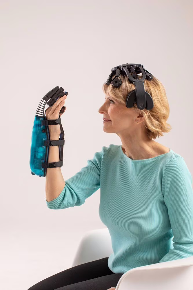 La prima interfaccia cervello-computer (BCI) per la riabilitazione post ictus. Credits: Neurolutions, Inc.