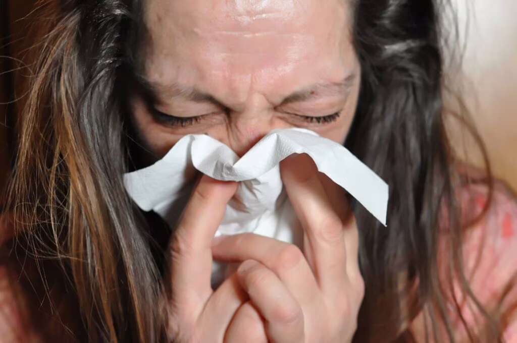 Il "colpo di freddo" non esiste: sfatiamo il mito sul raffreddore