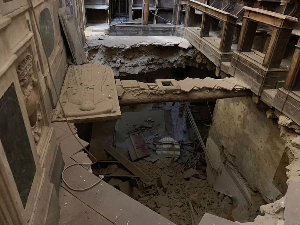 Il crollo dello storico Incurabili di Napoli