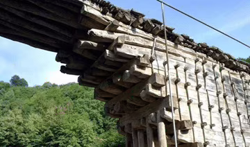 Particolare del ponte di legno in Daghestan