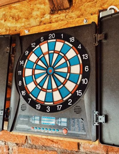 Pogled na pikado ploču pričvršćenu na zid od crvene cigle, okruženu strelicama različitih uzoraka smještenima sa strane.