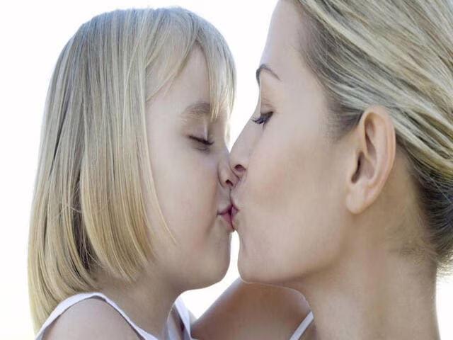 Frasi sul bacio di un figlio