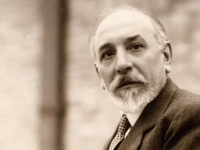 E come possiamo intenderci se nelle parole ch'io dico metto il senso e il valore delle cose come sono dentro di me; mentre chi le ascolta, inevitabilmente le assume col senso e col valore che hanno per sé del mondo come egli l'ha dentro? (da Sei personaggi in cerca d'autore