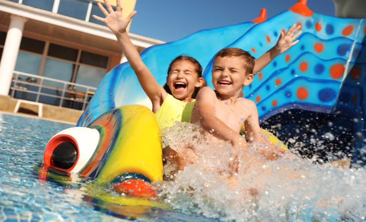 bambini felici in piscina