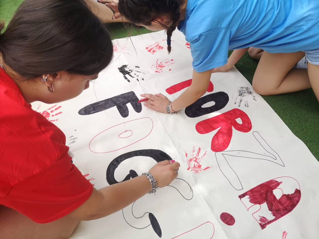 Il cartellone realizzato dai ragazzi del Centro educativo Bakhita.  Foto di Mario Mescia - Riproduzione riservata