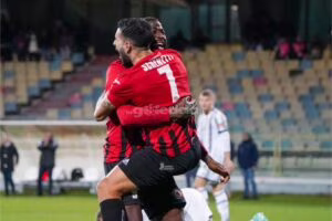 Ogunseye abbraccia Schenetti durante Foggia-Juventus Next Gen di Coppa Italia