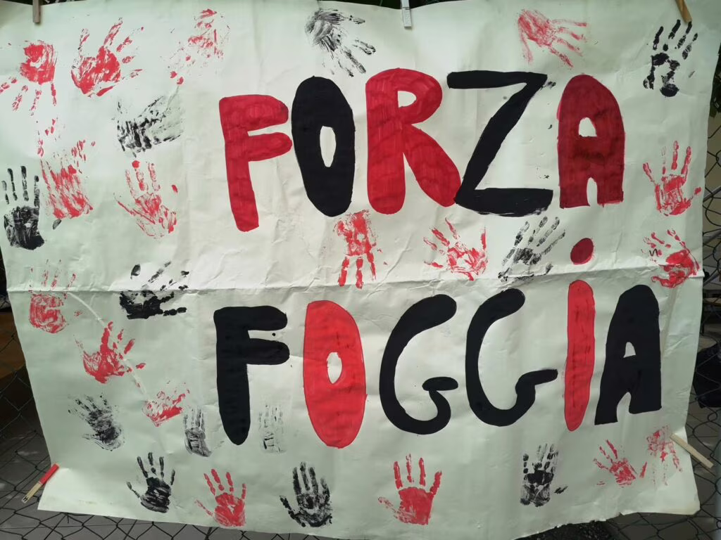 Il cartellone realizzato dai ragazzi del Centro educativo Bakhita. Riproduzione riservata