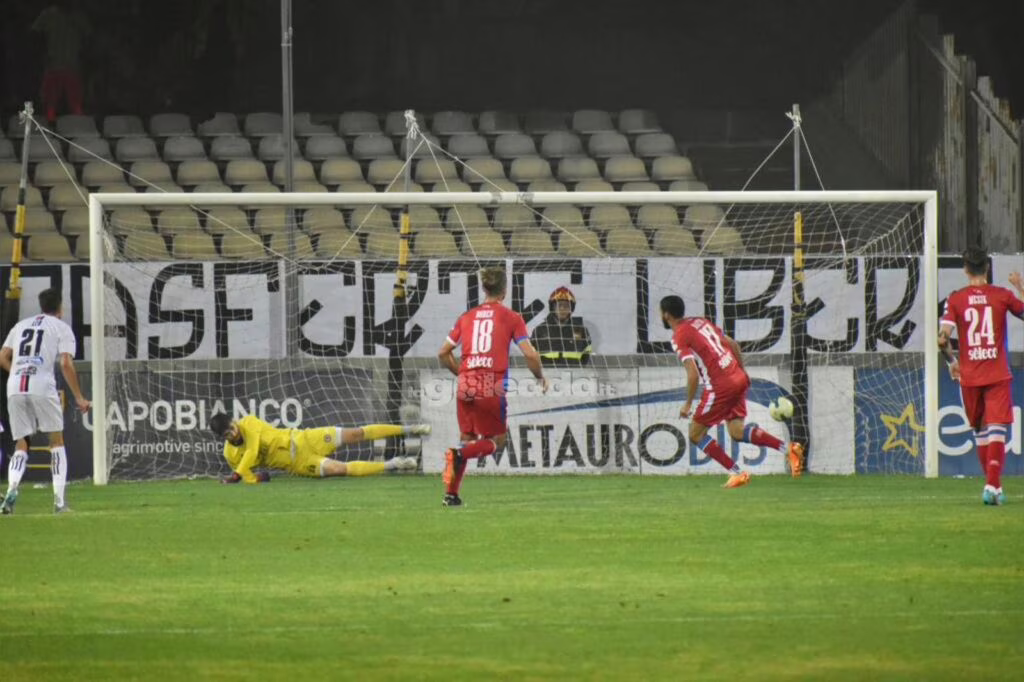 Rigore Rafia Foggia-Pescara playoff Serie C