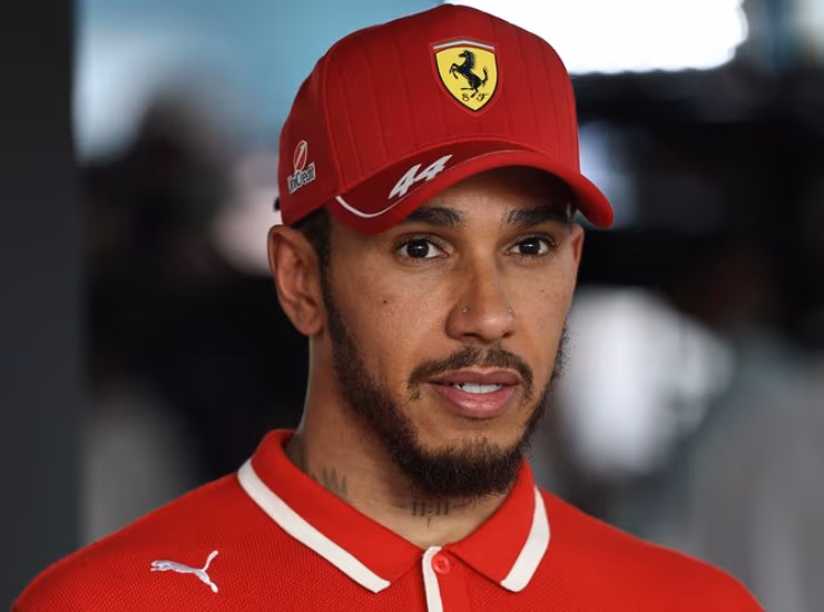 Hamilton pilota Ferrari