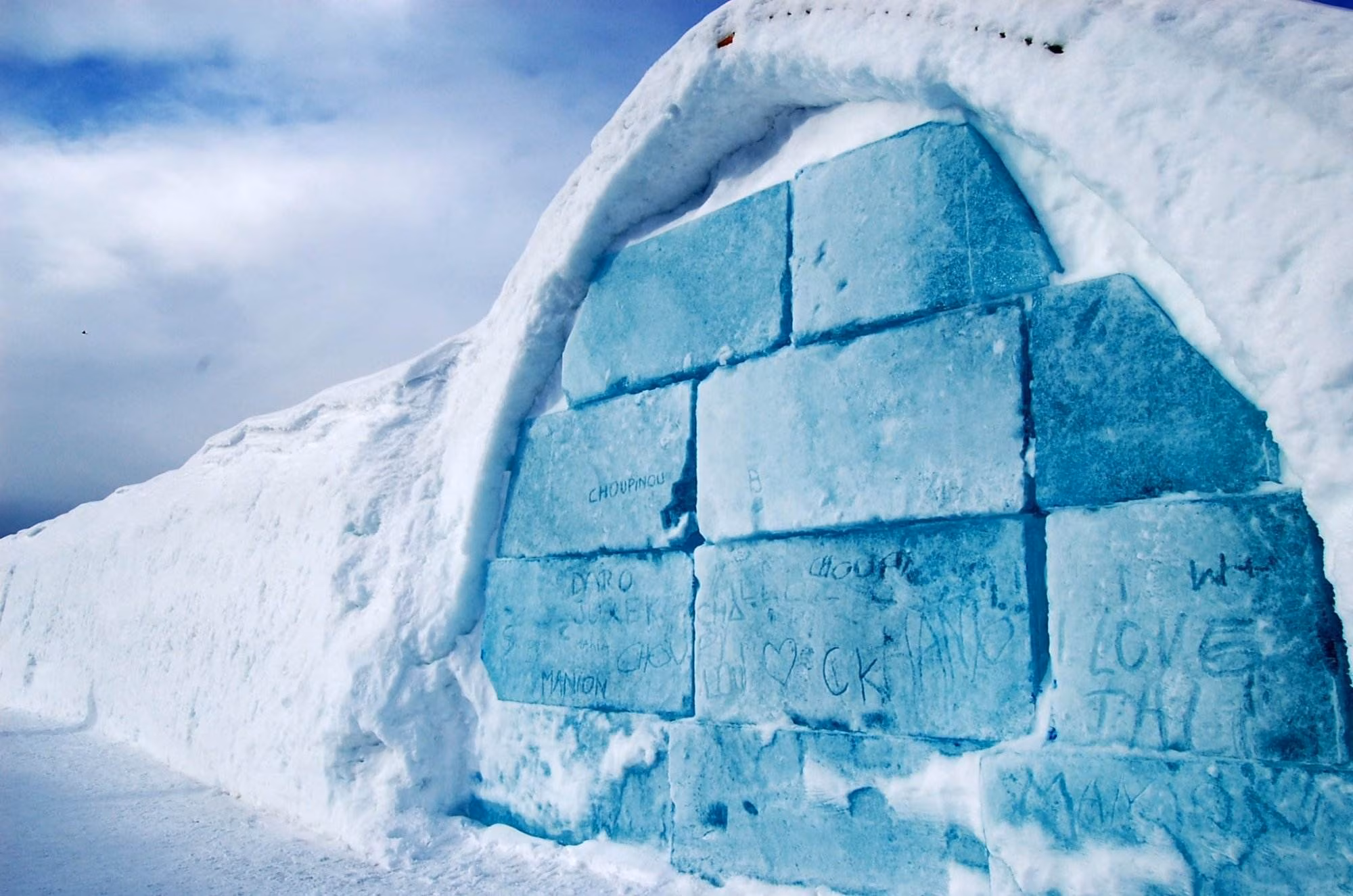 In the rooms it is between 0 and -5 degrees! Fortunately, you get an overnight package upon arrival so you don't get too cold.