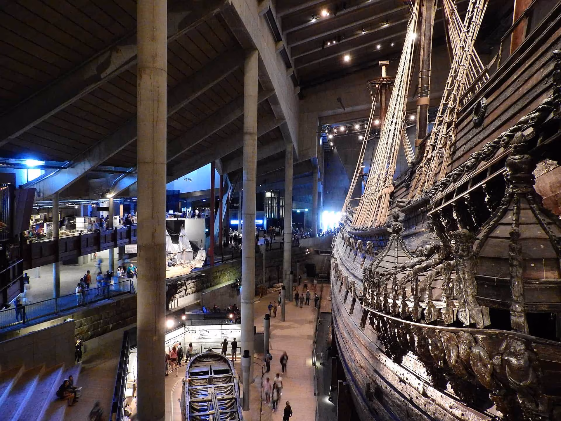In addition to the ship itself, 14,000 loose wooden objects were recovered, including 700 wooden statues. These are subsequently preserved separately and placed back in their original location on the ship.