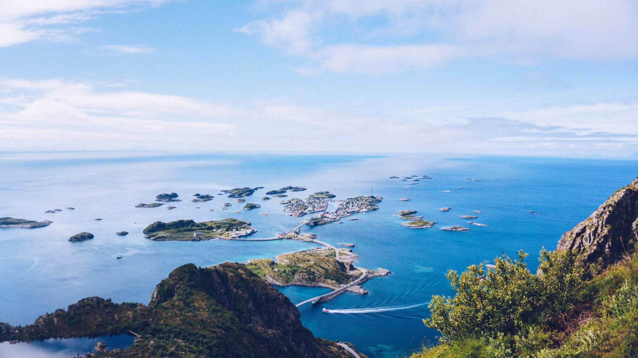 There are four lookout and rest points on the route, the combination of architecture and nature make these points definitely worthwhile. Many of these locations are also popular among local fishermen.