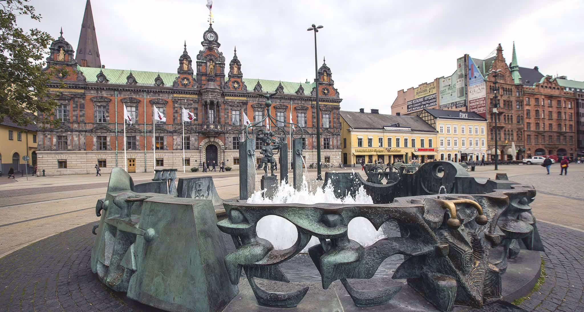 The stately town hall, the largest of its kind in the Nordic region at that time, located along the east side of the square could be put into operation in 1547.