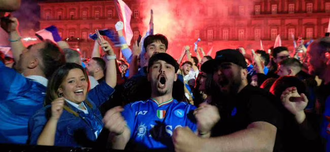 Napoli tifosi (LaPresse) Napolipiu
