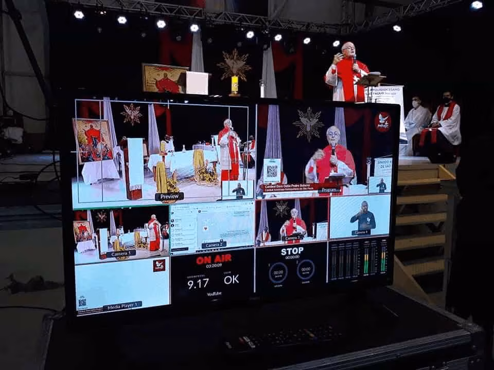 Vigília aconteceu sem a presença física de fiéis, que acompanharam a transmissão pelas mídias digitais (Foto: PentecostesSP) - Jornal O São Paulo