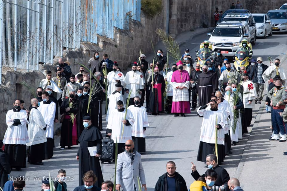 Com número reduzido de fiéis, cristãos realizam procissão do Domingo de Ramos em Jerusalém (Foto: Nadim Asfour/Custódia da Terra Santa) - Jornal O São Paulo