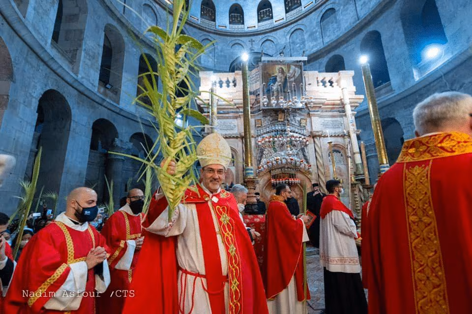Patriarca Latino de Jerusalém celebra Domingo de Ramos na Basílica do Santo Sepulcro (Foto: Nadim Asfour/Custódia da Terra Santa) - Jornal O São Paulo
