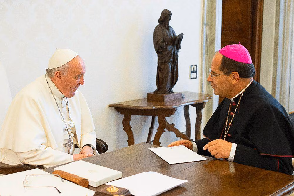 Papa Francisco e o atual presidente da CNBB, Dom Walmor Oliveira de Azevedo (foto: Vatican Media) - Jornal O São Paulo