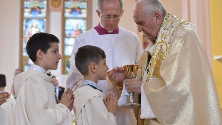 Papa celebra a primeira comunhão de crianças na Bulgária, em 2019 (foto: Vatican Media) - Jornal O São Paulo