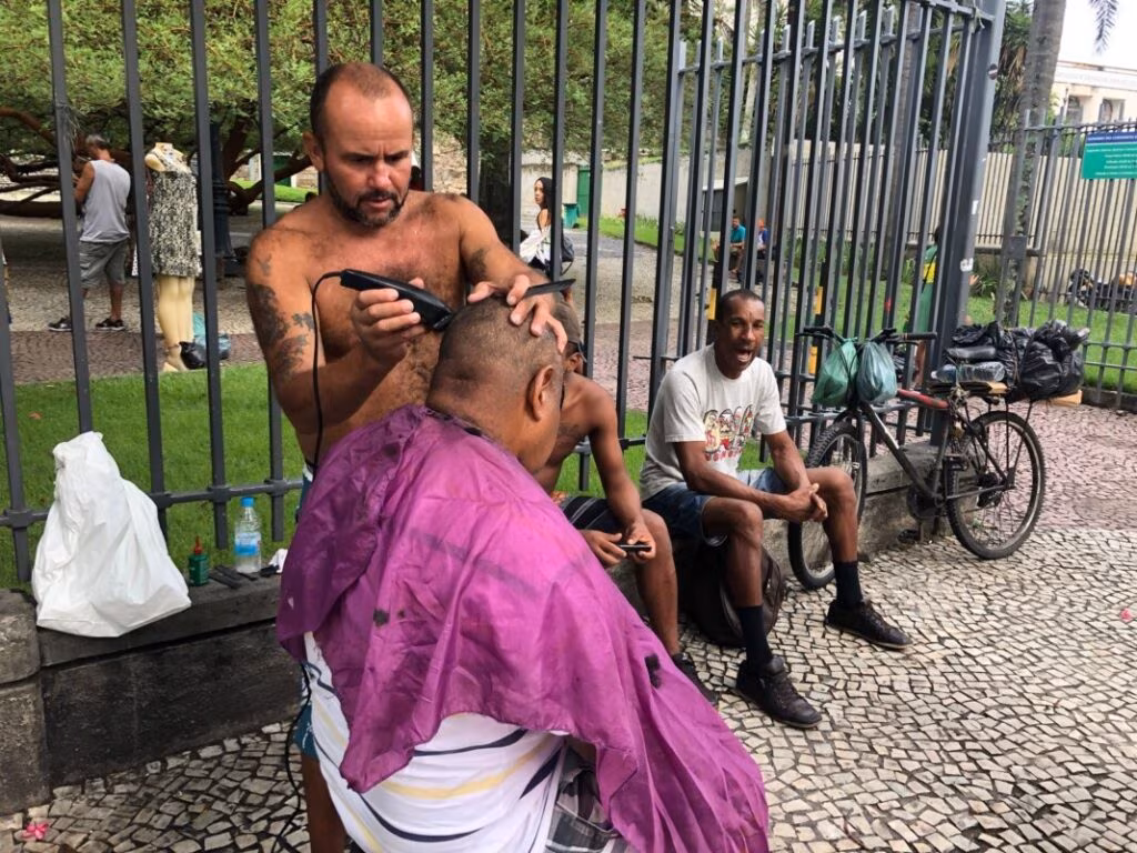 No ônibus adaptado, o banho solidário às pessoas em situação de rua - Jornal O São Paulo