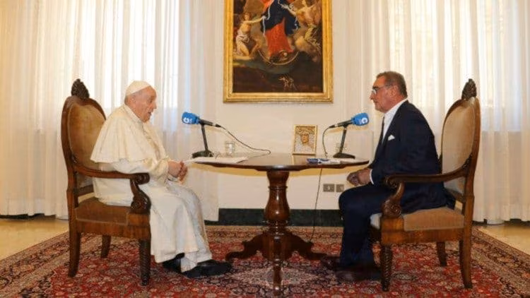 Pontífice concede entrevista a Carlos Herrera (foto: Vatican Media) - Jornal O São Paulo
