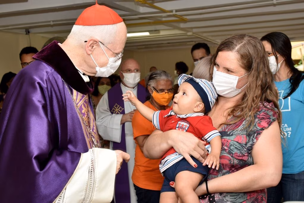 Cardeal Scherer saúda mãe e bebê após missa no Amparo Maternal (Foto: Luciney Martins/O SÃO PAULO) - Jornal O São Paulo