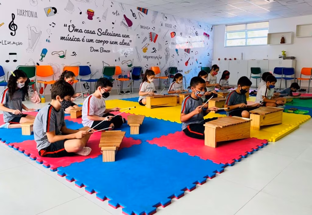 Estudantes de colégio salesiano durante aula de música. CF 2022 lembra que a Educação é enriquecida ao abrir-se ao belo, bom e verdadeiro (Colégio Salesiano Santa Teresinha) - Jornal O São Paulo