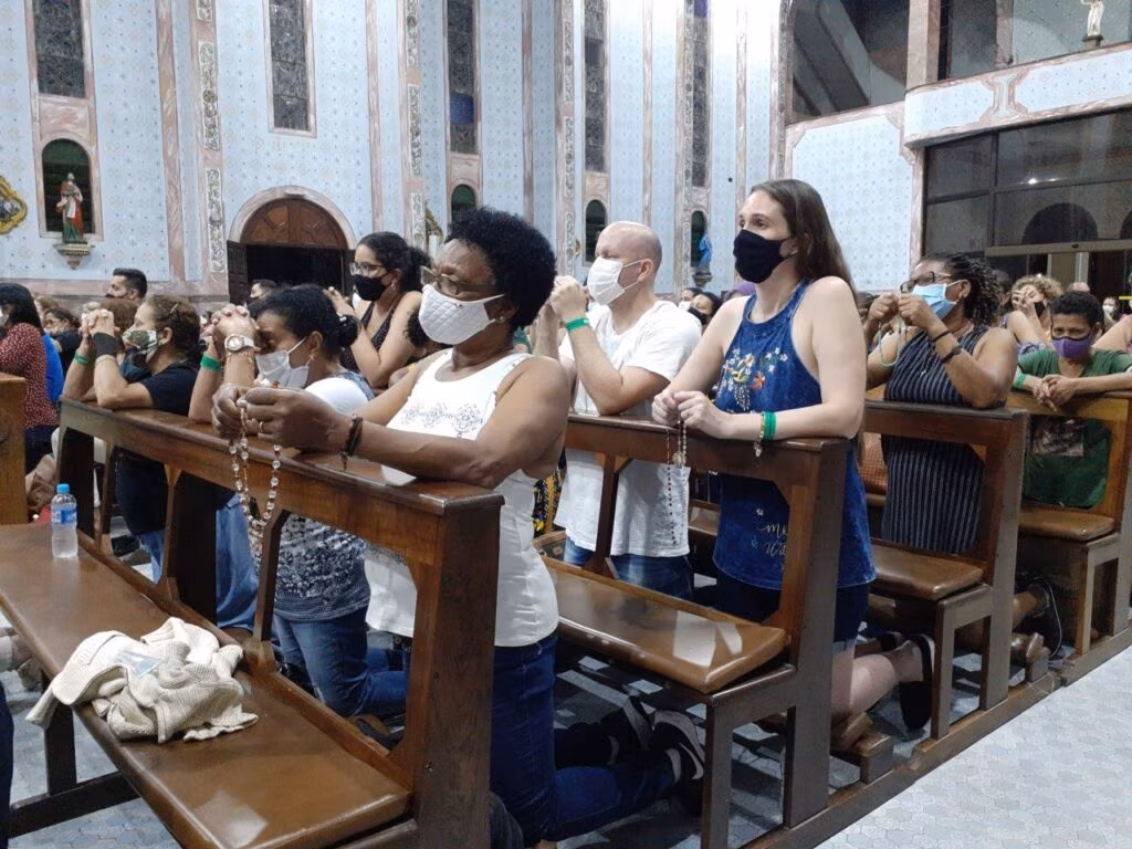 Fiéis participam de vigília realizada pela Canção Nova na Paróquia Santa Cândida (Canção Nova São Paulo)