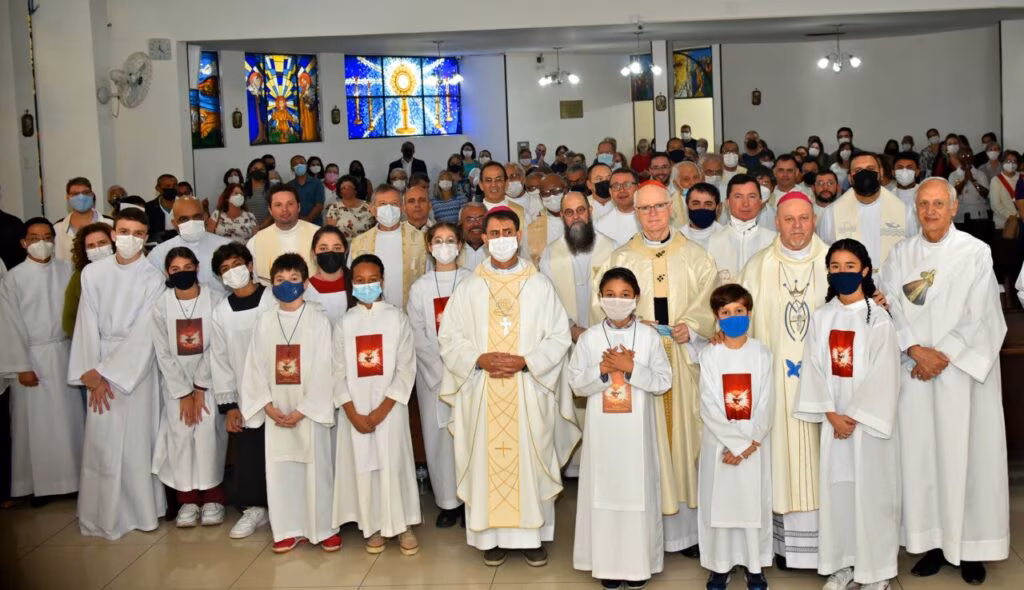 ‘Sagrado Coração de Jesus, fazei o nosso coração semelhante ao vosso’, pedem os padres e todo o povo - Jornal O São Paulo