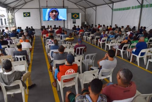 Pessoas em situação de rua assistem ao novo documentário sobre Santa Teresa de Calcutá - Jornal O São Paulo