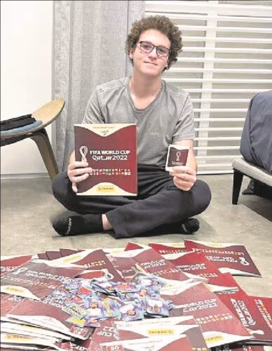 Allan, 15 anos, o idealizador do Figurinha para Todos - Jornal O São Paulo