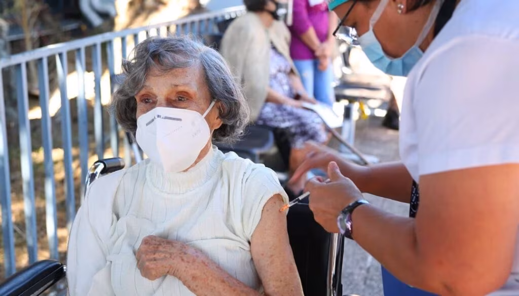 Alta de casos de COVID-19 reacende alerta para cuidados preventivos e a vacinação - Jornal O São Paulo