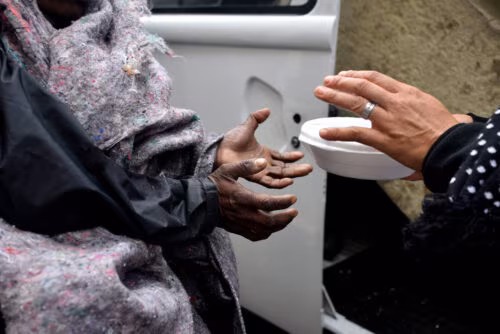 Esmola: ato de misericórdia e de amor ao próximo - Jornal O São Paulo