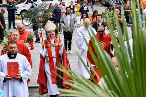 Como as multidões em Jerusalém, acompanhemos Jesus em Sua Paixão, Morte e Ressurreição - Jornal O São Paulo