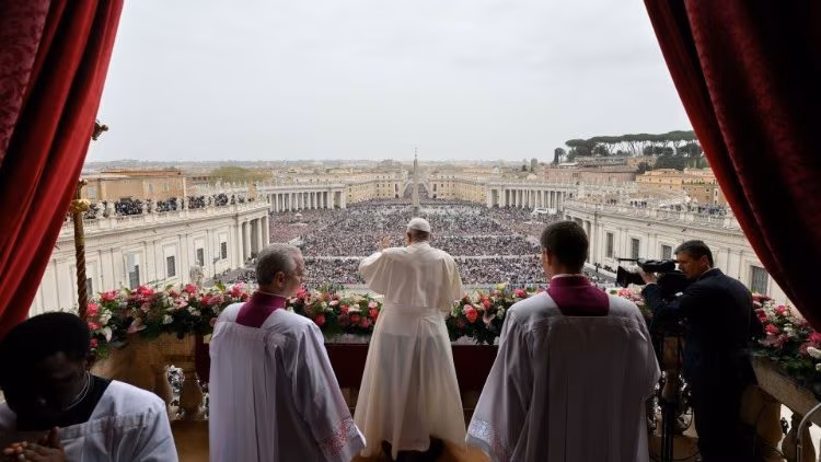 Papa na ‘Urbi et Orbi’: Remover as ‘pedras’ da guerra, do tráfico humano e das violações de direitos - Jornal O São Paulo