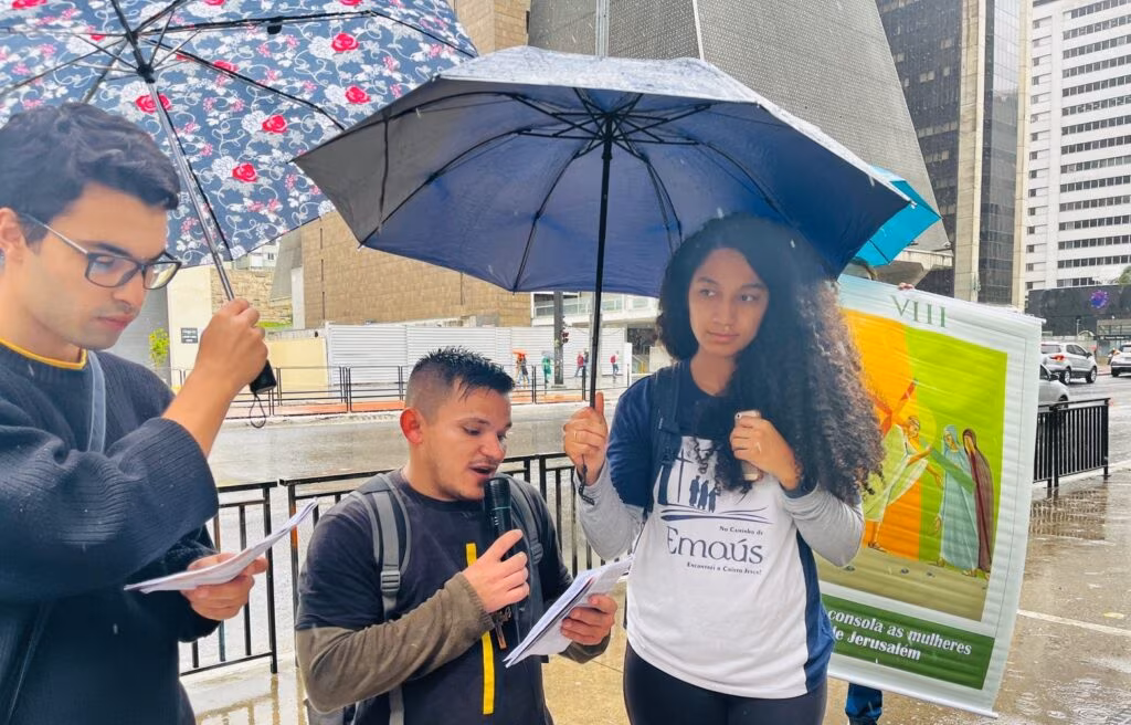 Setor Juventude realiza via-sacra pela Avenida Paulista - Jornal O São Paulo