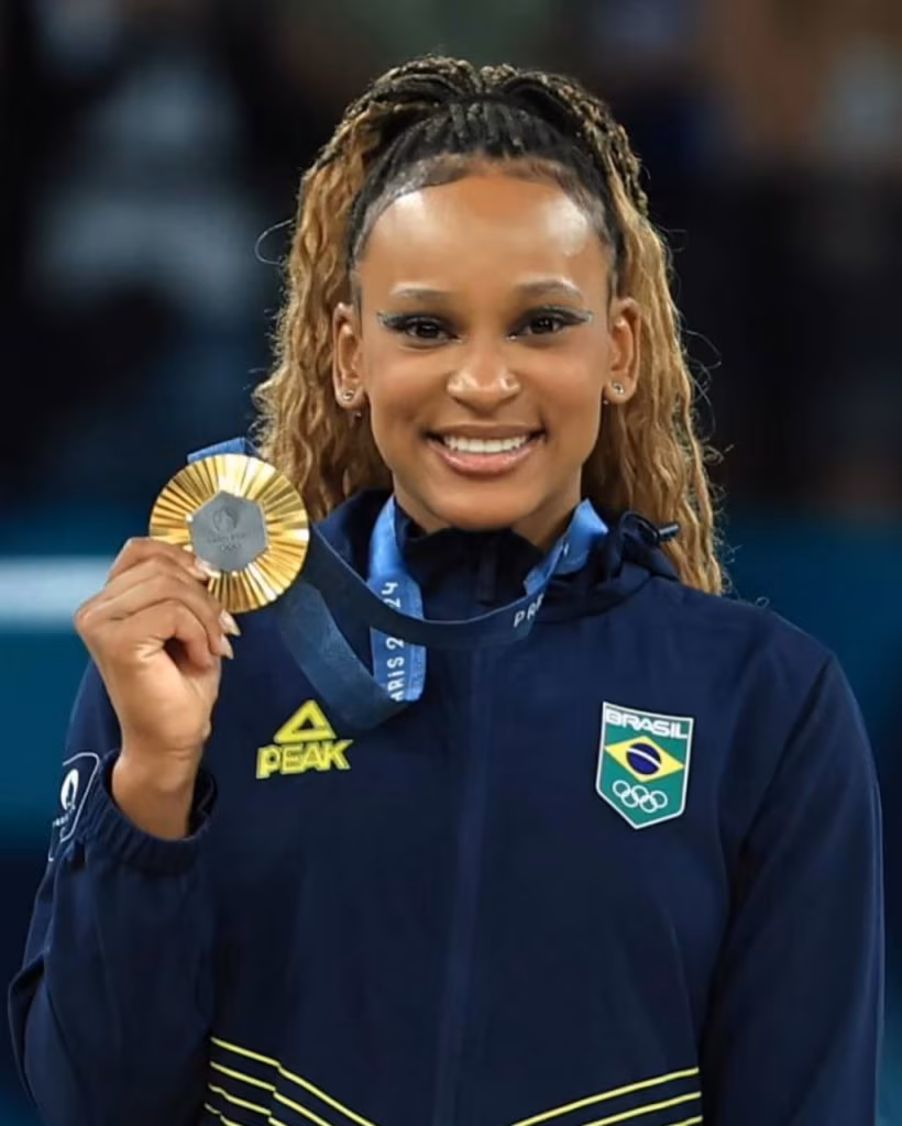 Das horas no asfalto ao ouro no solo: Rebeca Andrade alcança o auge em Paris 2024 - Jornal O São Paulo