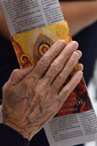 ‘Coisas ruins’ acontecem se alguém é sepultado com uma roupa que nos pertenceu? - Jornal O São Paulo