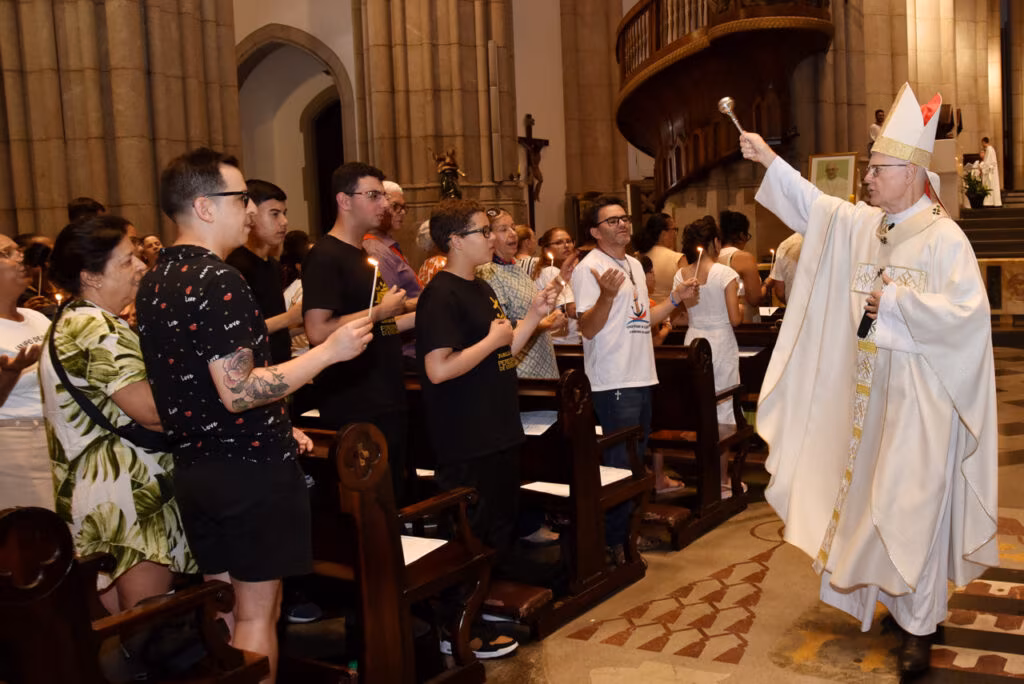 Animados na esperança, membros da RCC peregrinam à Catedral da Sé - Jornal O São Paulo