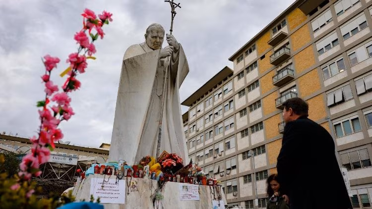 Papa tem leve melhora do ponto de vista respiratório e motor - Jornal O São Paulo