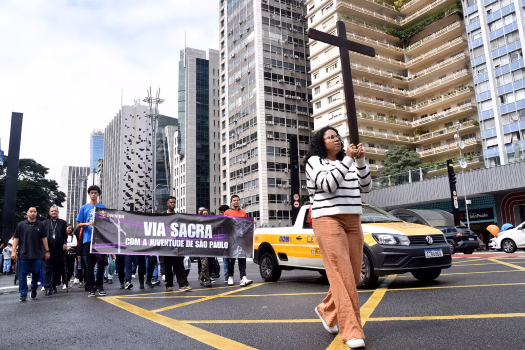 Jovens evangelizam na Avenida Paulista com a realização de via-sacra  - Jornal O São Paulo